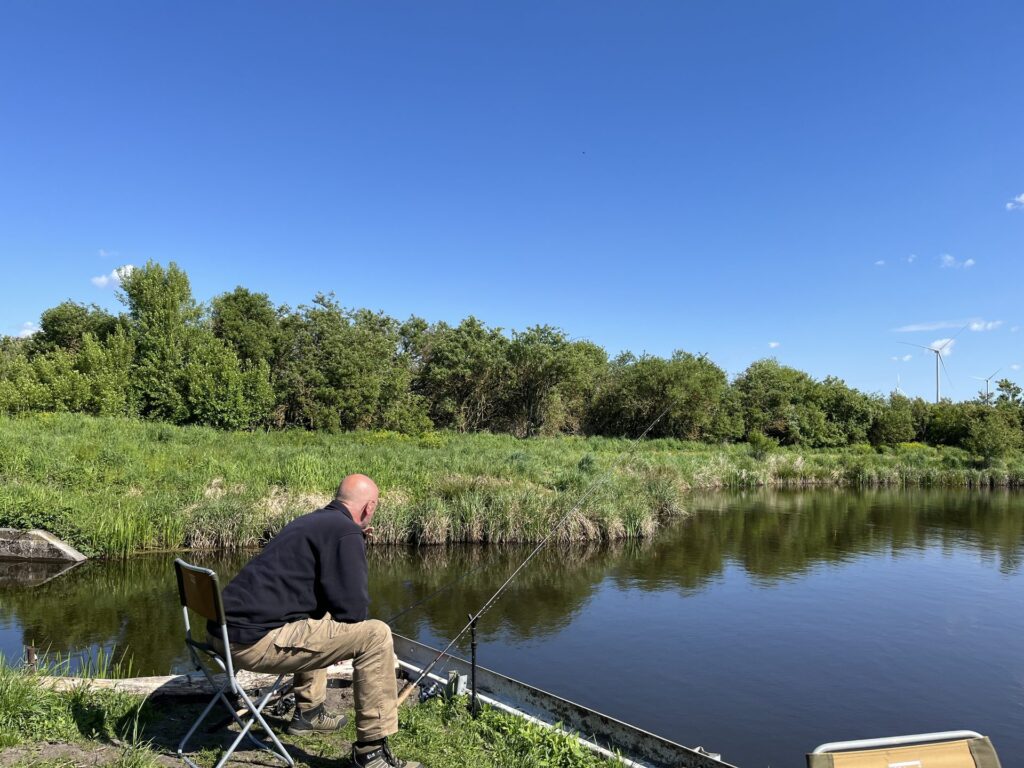 Angler am Vereinsgewässer in Eldetal